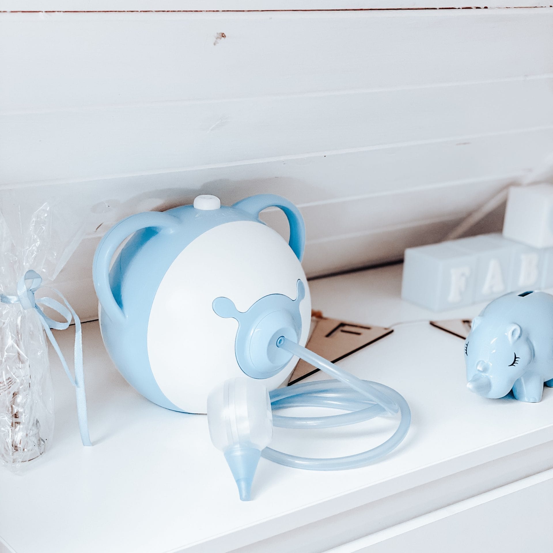 Mouche-bébé électrique Nosiboo Pro bleu sur une étagère