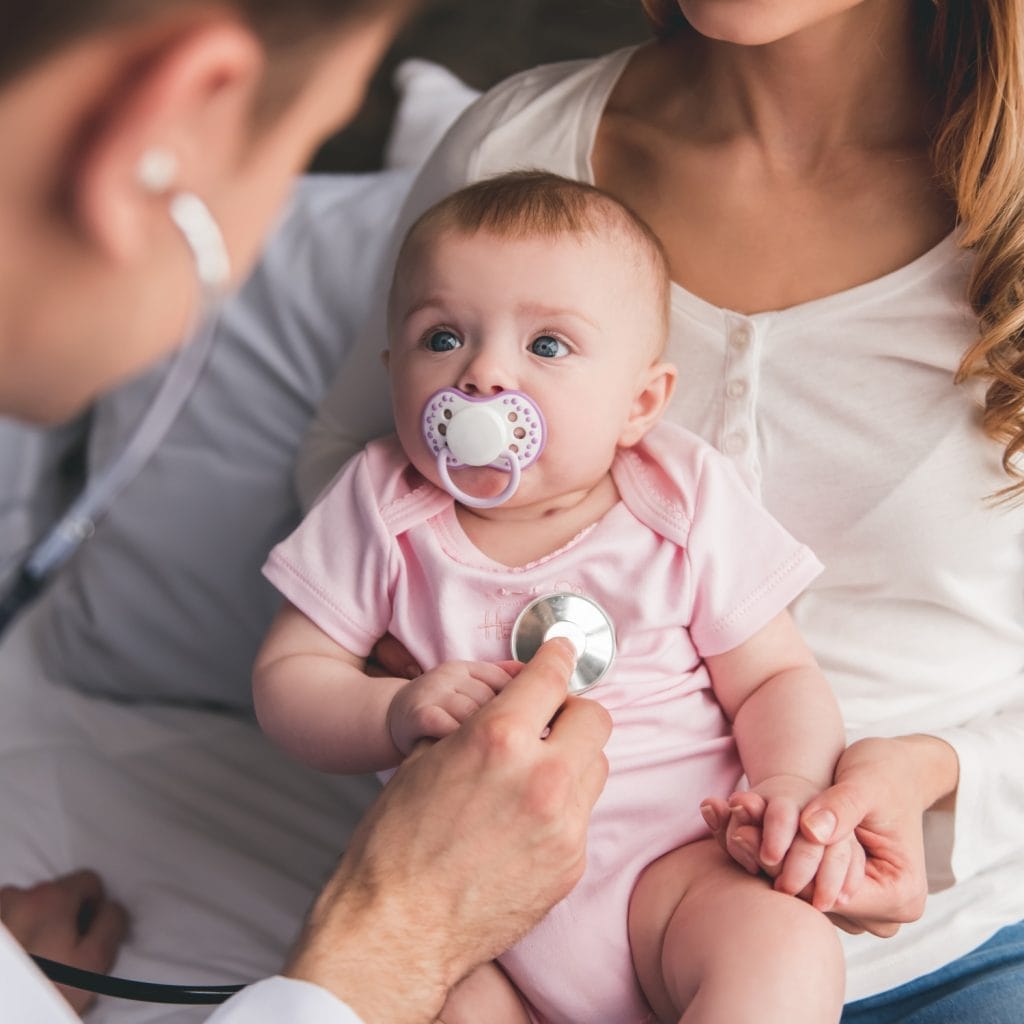 Un pédiatre examine une petite fille